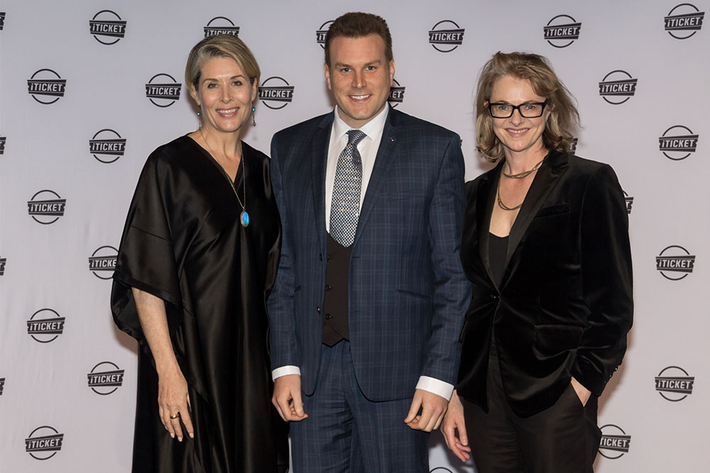 Auckland Magician Mick Peck with Jennifer Ward-Lealand and Miranda Harcourt at the iTicket Showdown Awards