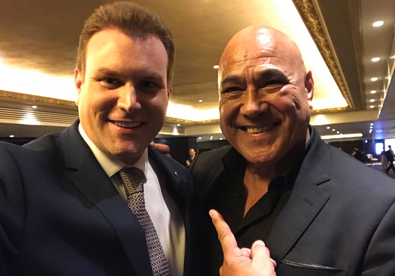 Magician Mick Peck with Frankie Stevens MNZM, Hands Fundraiser