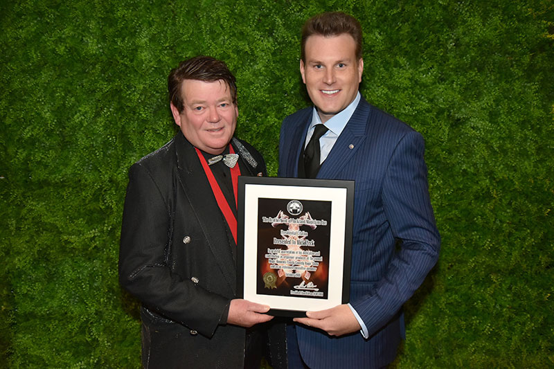 Auckland Magician Mick Peck with Alan Watson QSM, Presidential Citation 2018 Photo